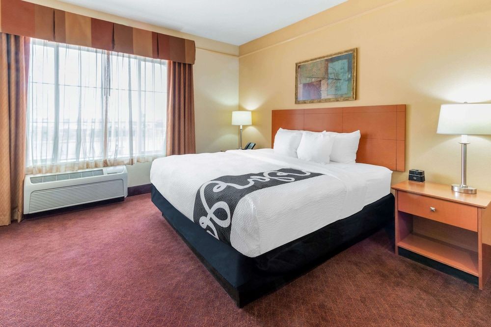 Deluxe Suite, 1 King Bed, Non Smoking, City View