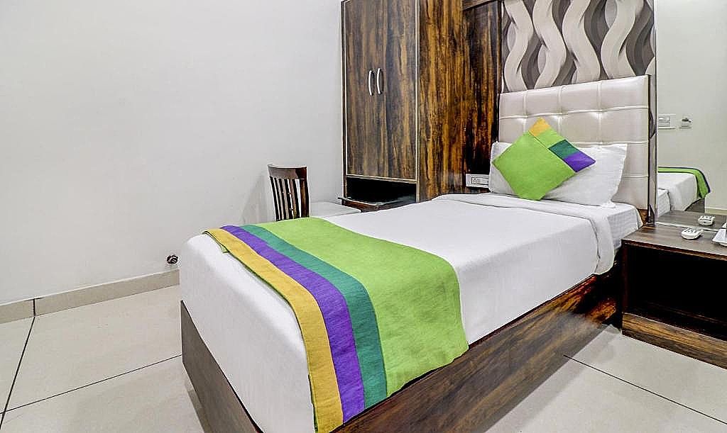 Treebo Trend The Savera Park Deluxe Double Room 6