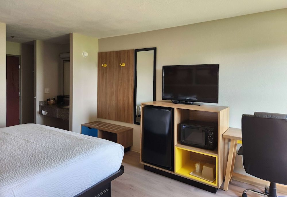 Room, 1 King Bed, Accessible, Non Smoking (Mobility, Tub w/Grab Bars)