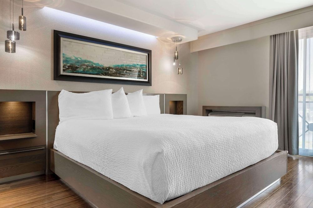 Best Western Plus Edmundston Hotel Executive Room, 1 King Bed, Non Smoking, Refrigerator & Microwave (Walk-in Shower) 3