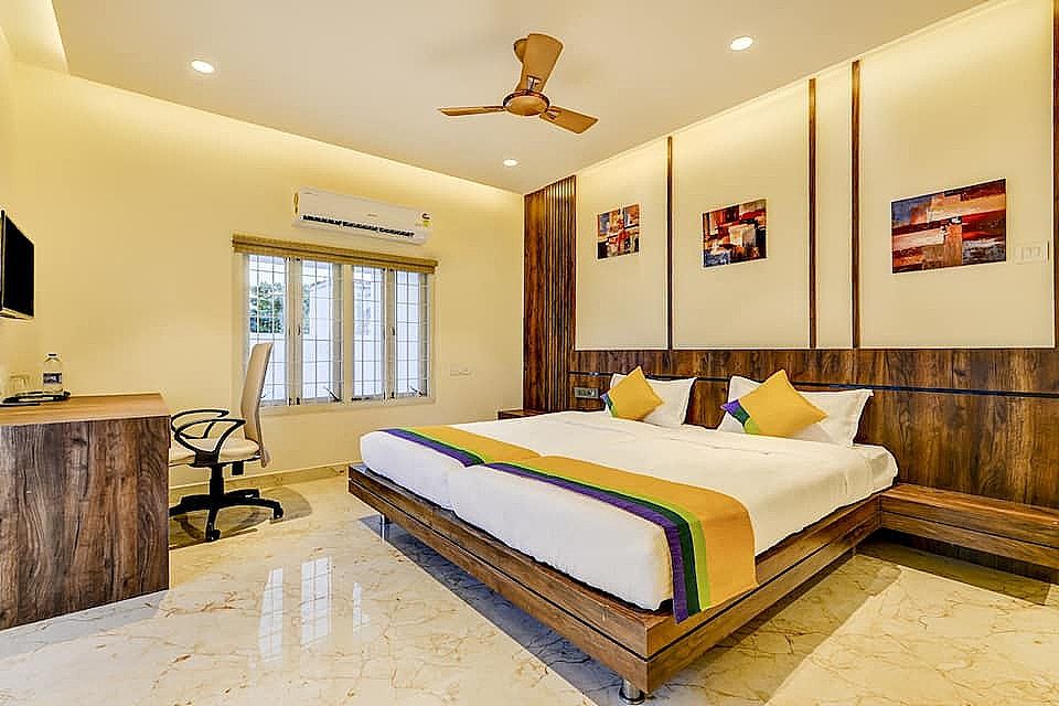 Itsy Hotels Mirra Deluxe Double Room 7