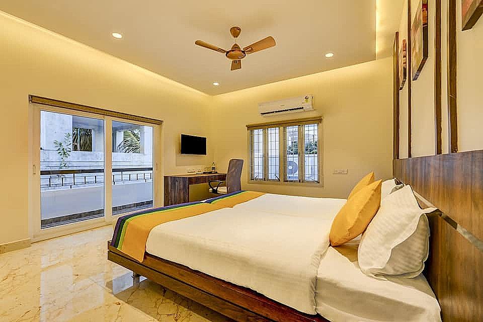 Itsy Hotels Mirra Deluxe Double Room 4