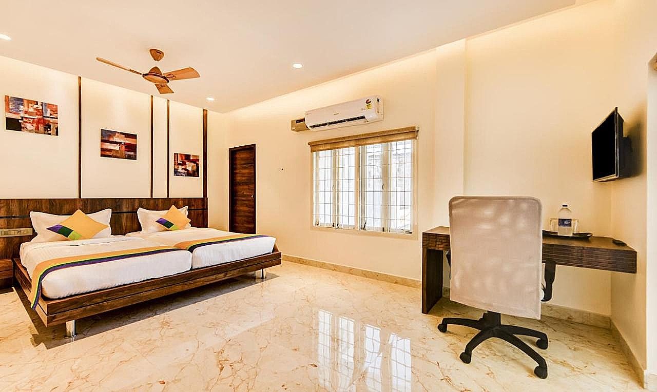 Itsy Hotels Mirra Deluxe Double Room 3