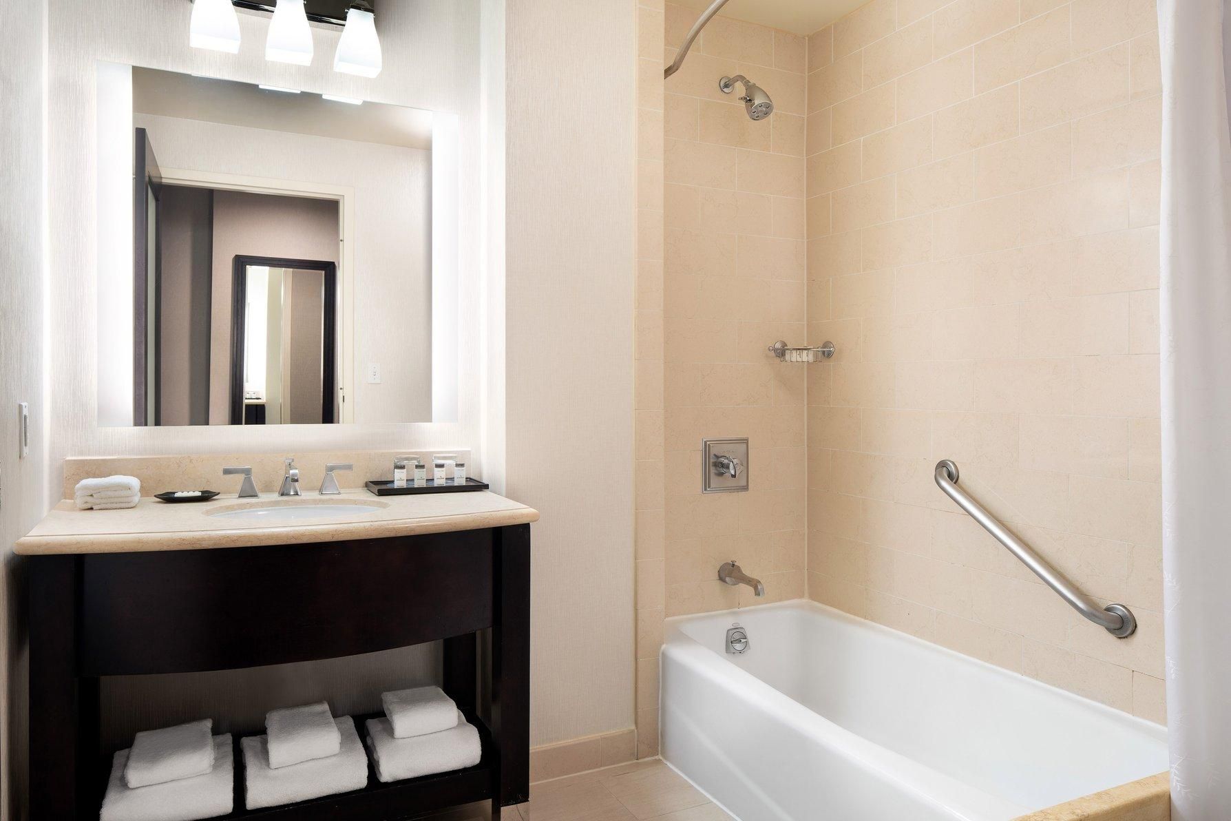 Club level, Guest room, 1 King, High floor, Balcony