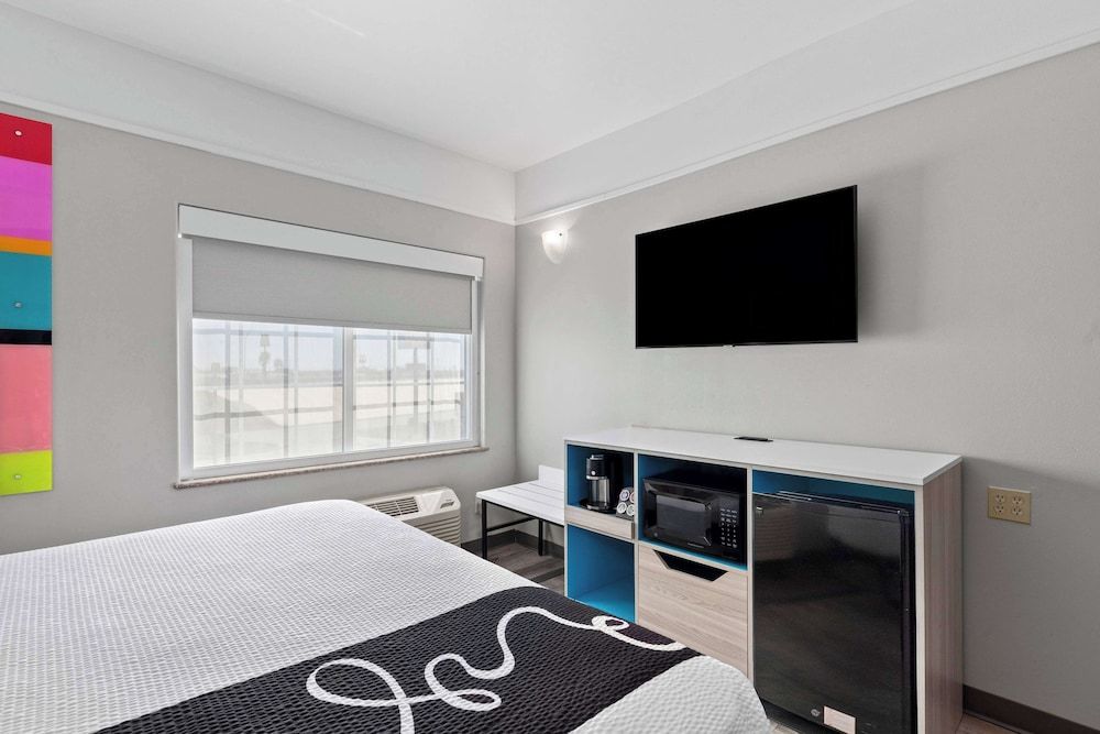 Room, 1 King Bed, Accessible, Non Smoking (Mobility,Hearing,Roll-In Shower)