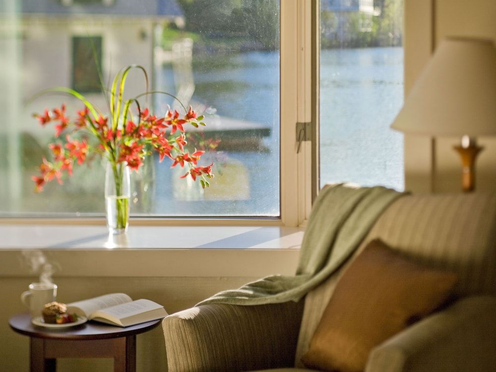 Junior Suite, 1 King Bed, Fireplace, Lake View (King Jr. Suite Waterfront Bay Window)