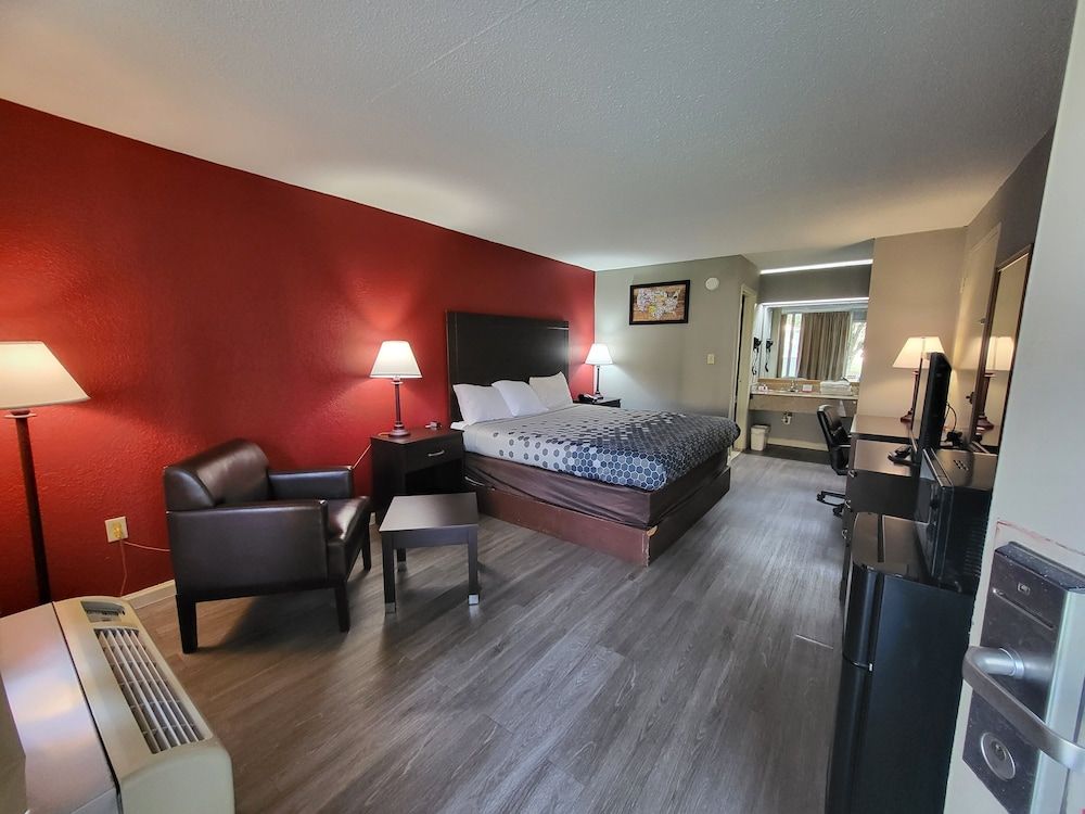 Econo Lodge Andalusia Standard Room, 1 King Bed, Smoking 9