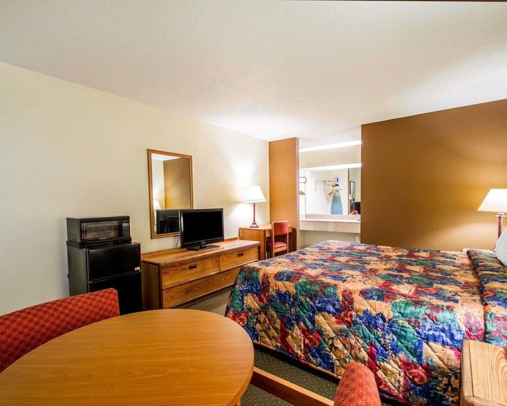 Econo Lodge Andalusia Standard Room, 1 King Bed, Smoking 21