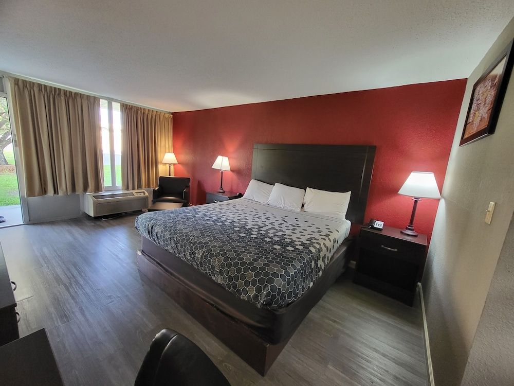 Econo Lodge Andalusia Standard Room, 1 King Bed, Smoking 8