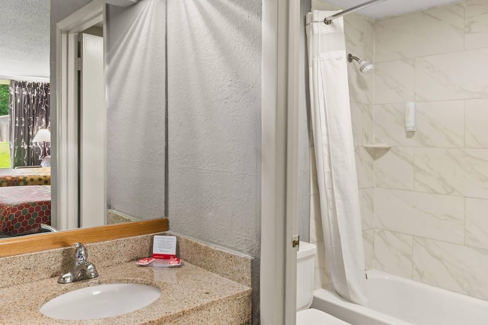 Econo Lodge Andalusia Standard Room, 1 King Bed, Smoking 13