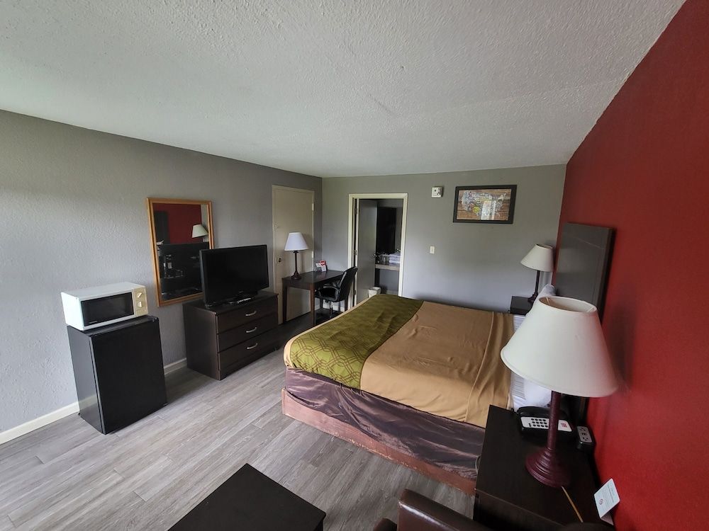 Econo Lodge Andalusia Standard Room, 1 King Bed, Smoking 4