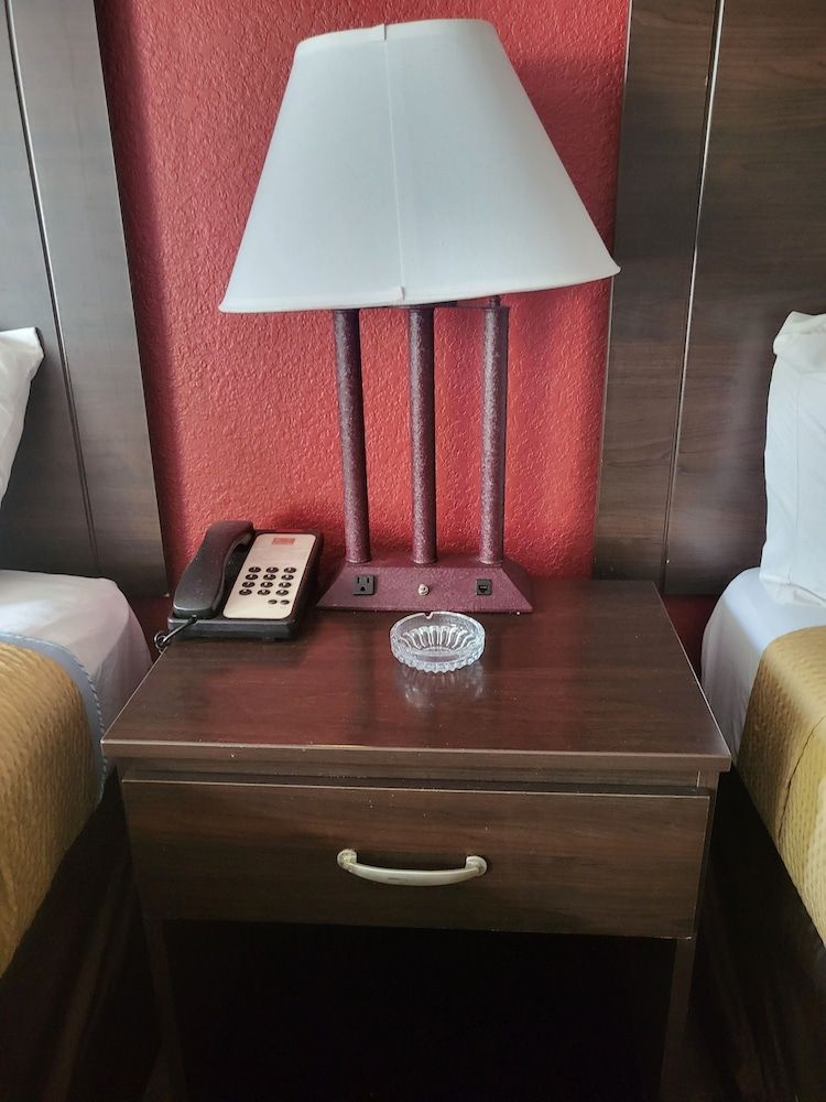 Econo Lodge Andalusia Standard Room, 1 King Bed, Smoking 20