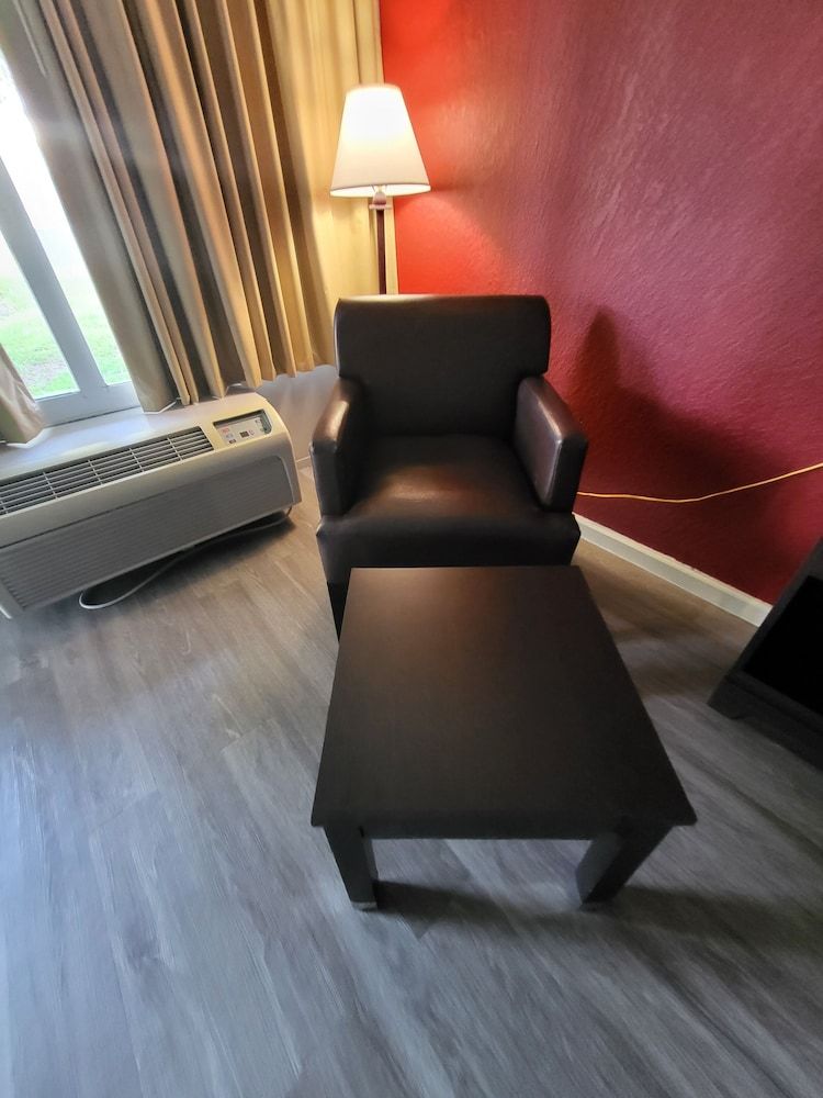 Econo Lodge Andalusia Standard Room, 1 King Bed, Smoking 22