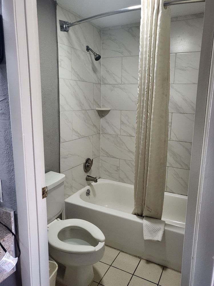 Econo Lodge Andalusia Standard Room, 1 King Bed, Smoking 14