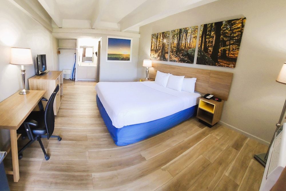 Days Inn by Wyndham Denver Downtown Standard Room, 1 King Bed, Non Smoking 3