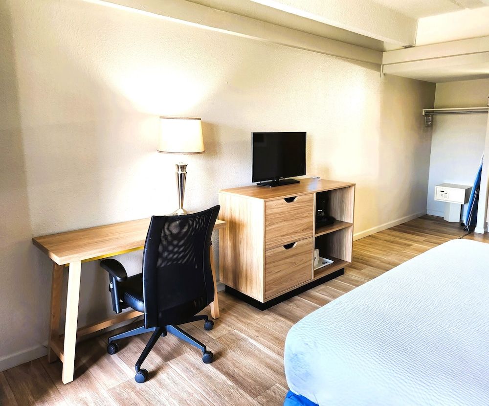 Days Inn by Wyndham Denver Downtown Standard Room, 1 King Bed, Non Smoking 2