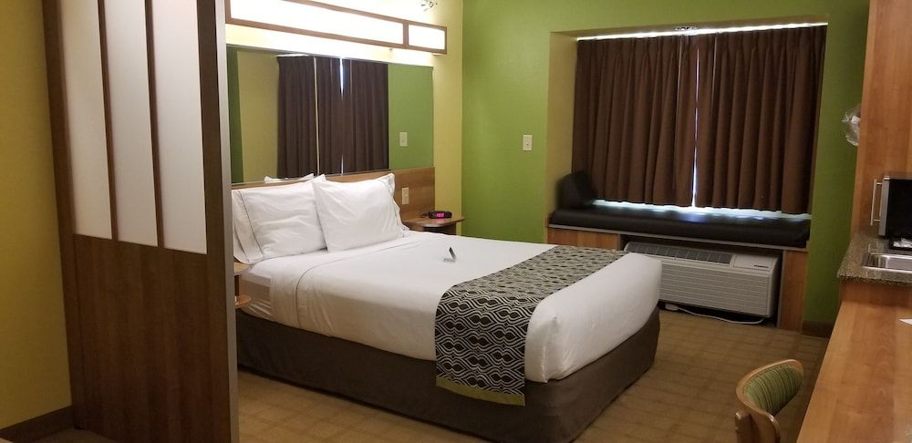 Studio Suite, 1 Queen Bed, Mobility Accessible, Non Smoking (Bathtub w/ Grab Bars)