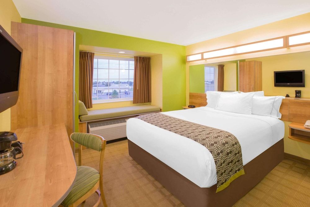Room, 1 Queen Bed, Roll-in Shower, Non Smoking