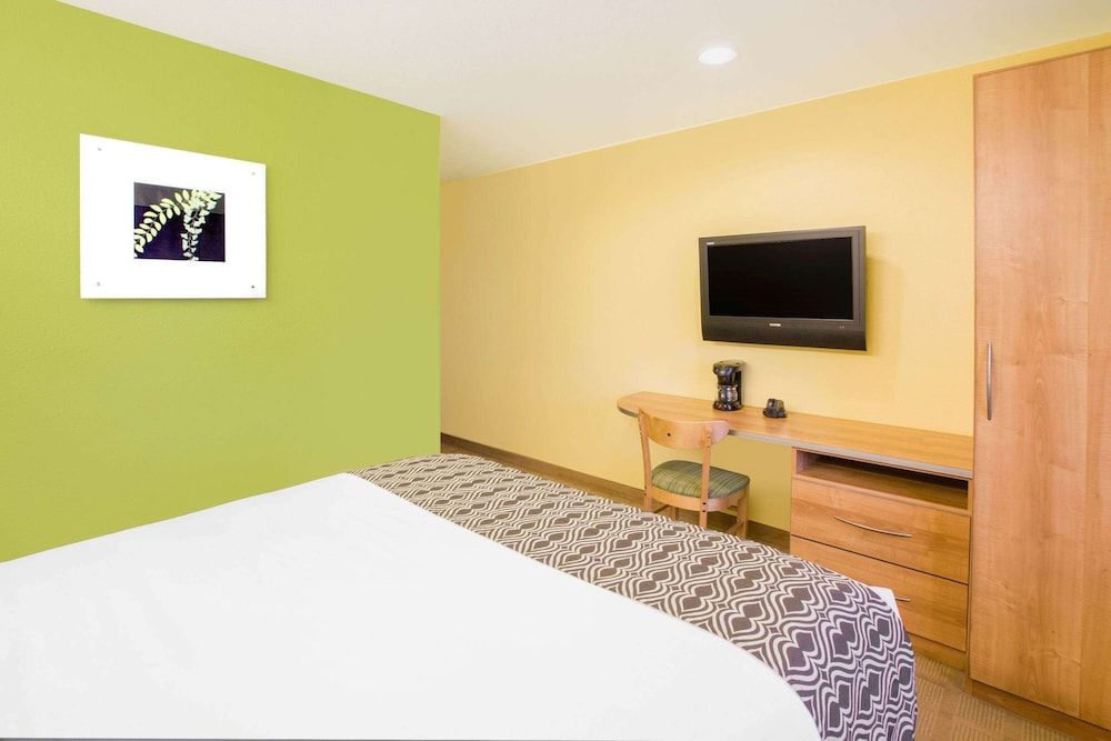 Standard Room, 1 Queen Bed