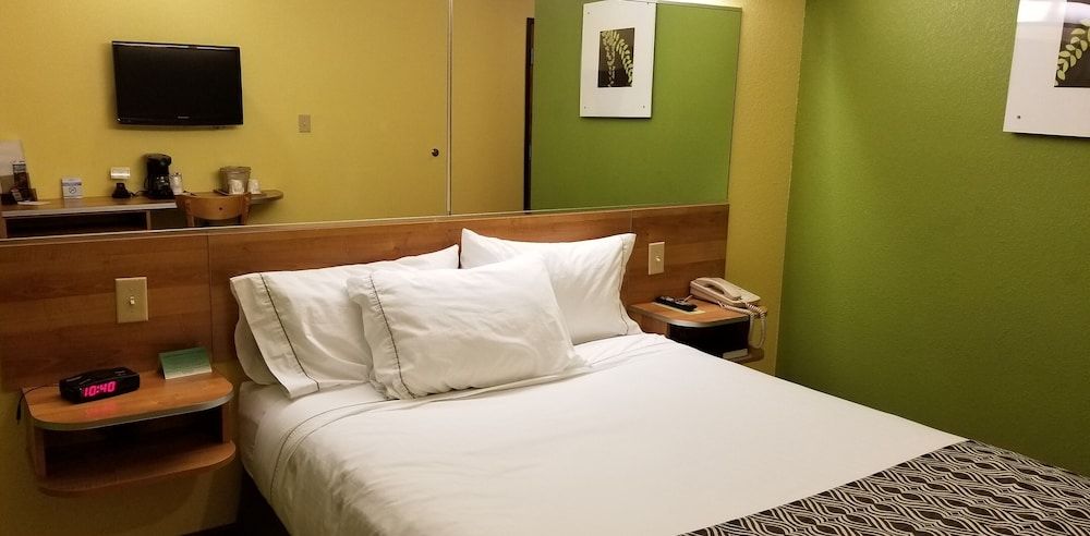 Standard Room, 1 Queen Bed