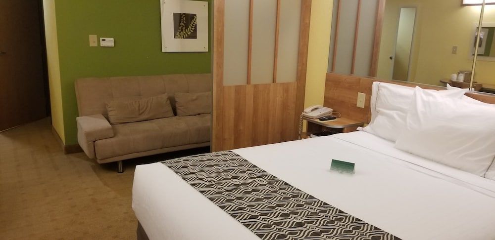 Studio Suite, 1 Queen Bed, Mobility Accessible, Non Smoking (Bathtub w/ Grab Bars)