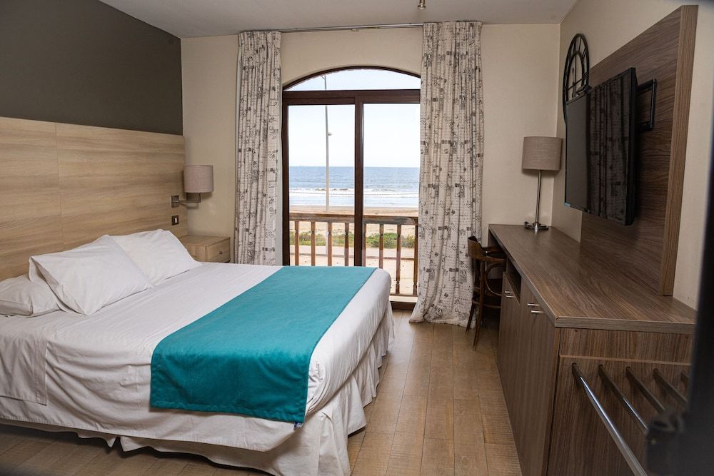 Habitación Superior cama extragrande con vista al mar y desayuno buffet