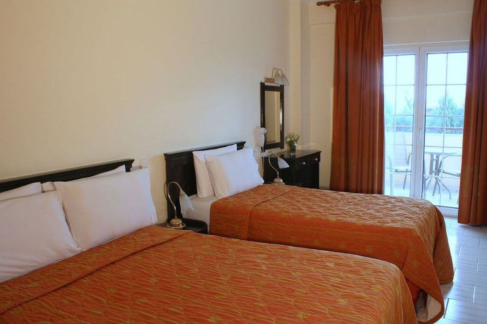 Famissi Eden Hotel Triple Room (Meteora View) 4