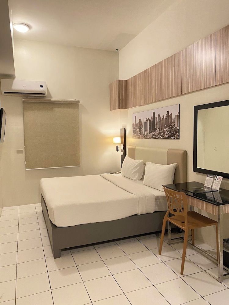 Majestic Hotel (formerly Octagon Mansion Hotel)