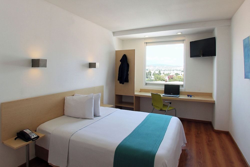 One Querétaro Plaza Galerías Standard Room, 1 Queen Bed 3