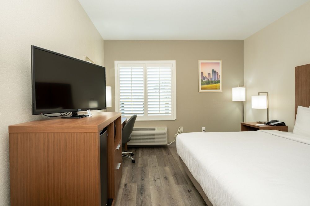 Standard Room, 1 King Bed, Accessible, Refrigerator & Microwave