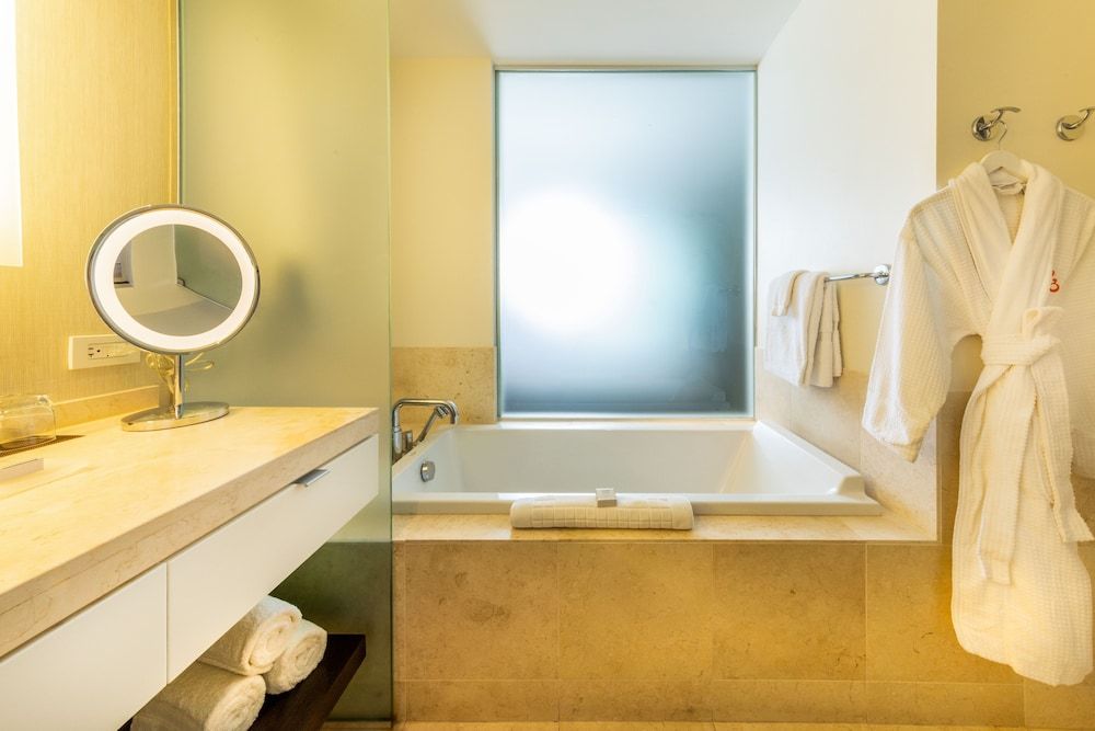 Hotel Arista Room, 1 King Bed 3