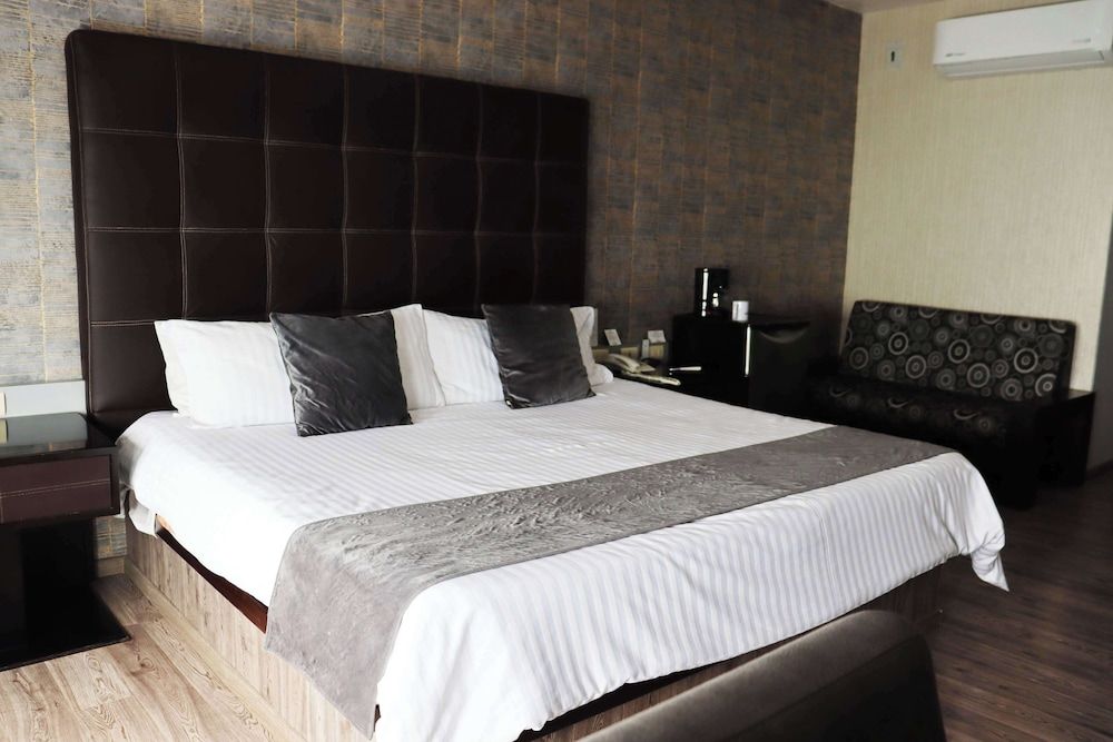 Suite, 1 King Bed, Non Smoking
