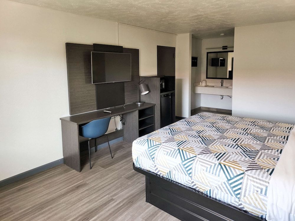 Standard Room, 1 King Bed, Non Smoking, Refrigerator & Microwave