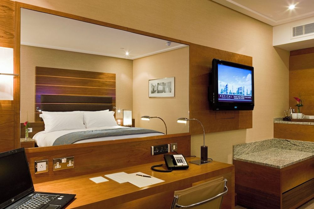 Sofitel London Heathrow Classic Room, 1 Queen Bed 7