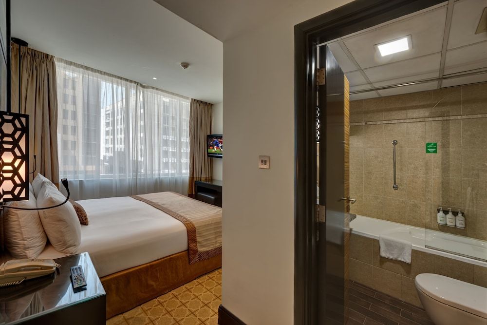 Suite, 2 Bedrooms, City View (Bath/Shower Combo)