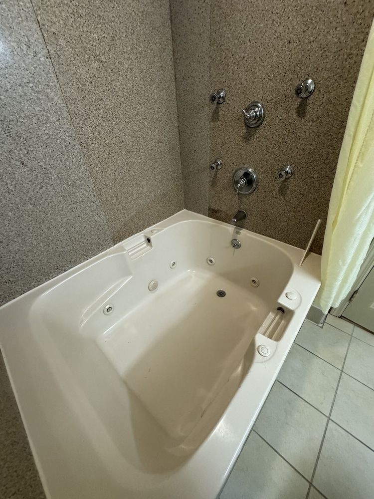 Country Suites Absecon (Atlantic City, NJ) Studio Suite, 2 Queen Beds, Non Smoking, Jetted Tub 10