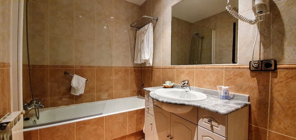 Mirasierra Triple Room (3 adults) 4