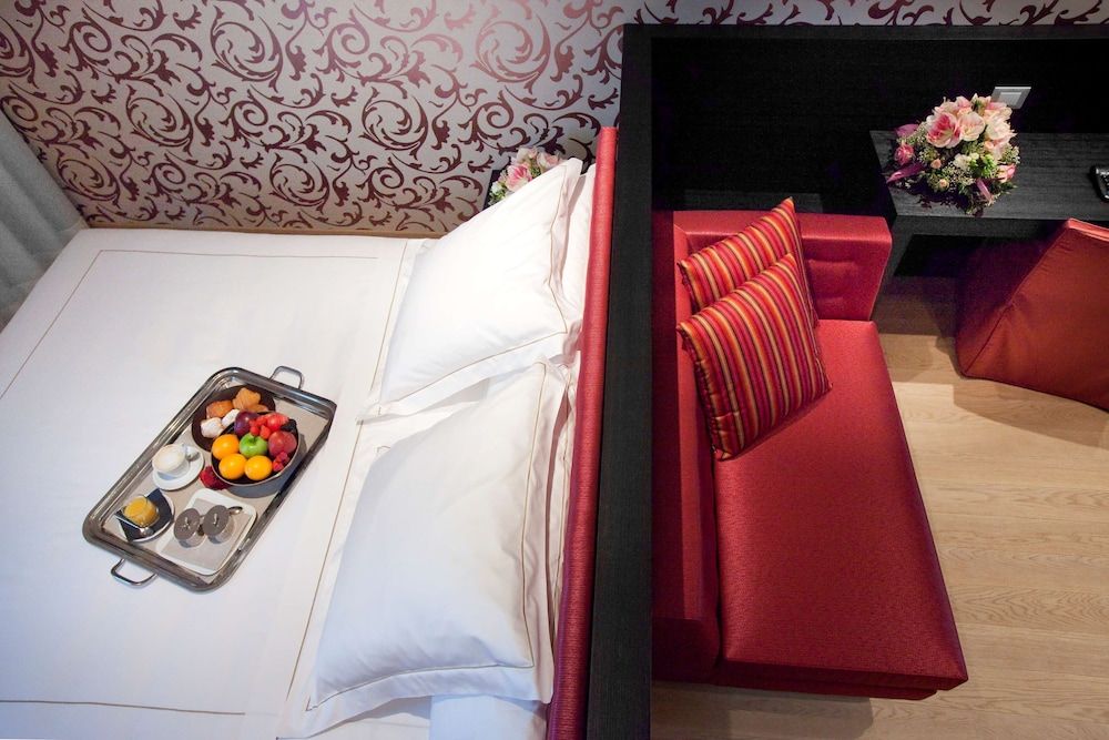 Junior Suite, 1 King Bed, Jetted Tub