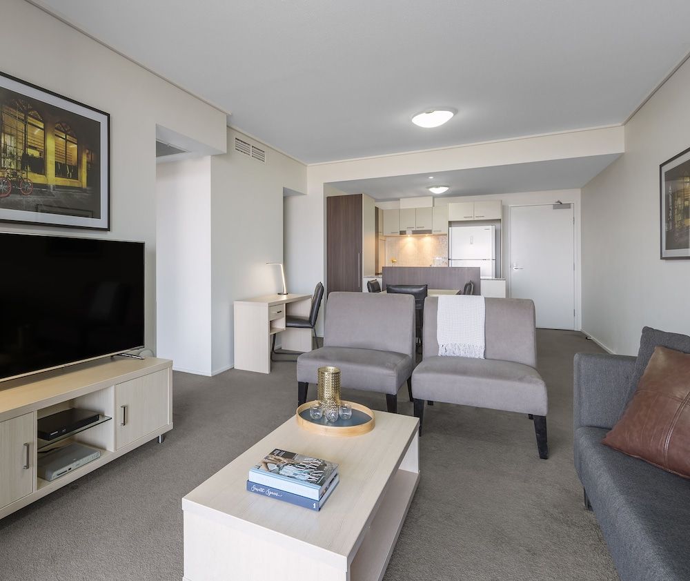 Oaks Brisbane Aurora Suites Executive Apartment, 2 Bedrooms, River View 6