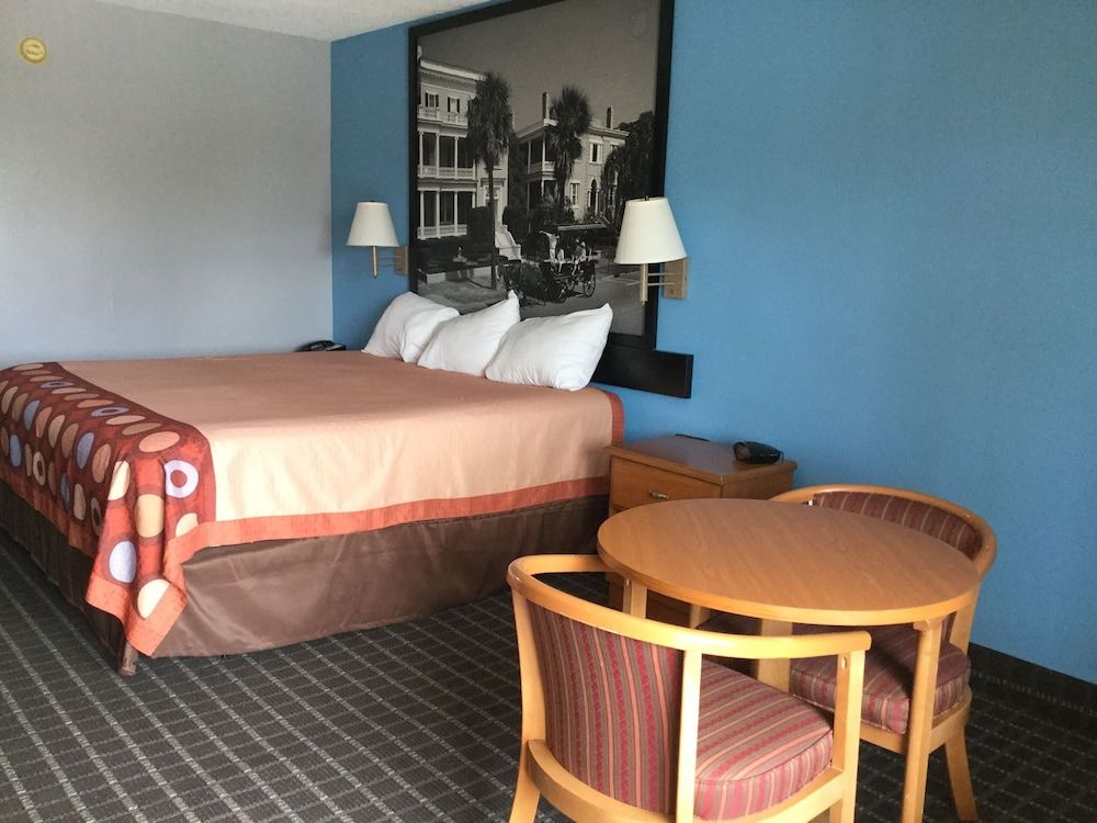 Room, 1 King Bed, Smoking