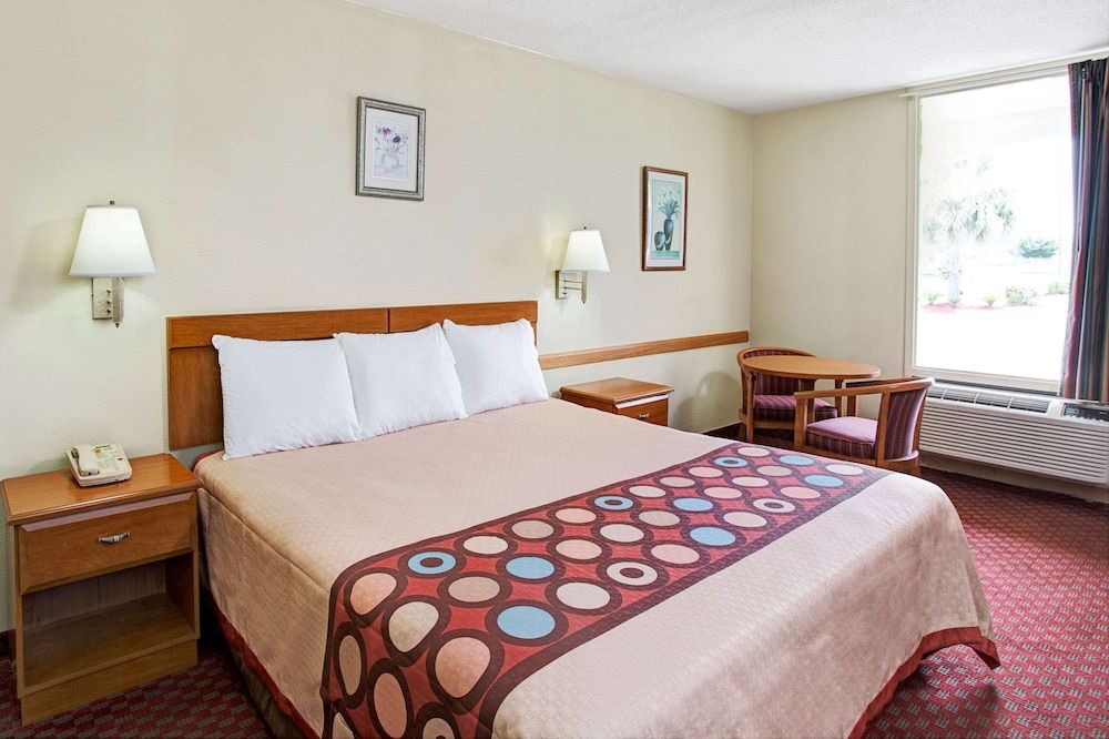 Room, 1 King Bed, Smoking