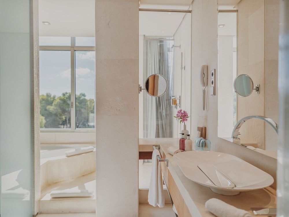 Studio Suite, Corner