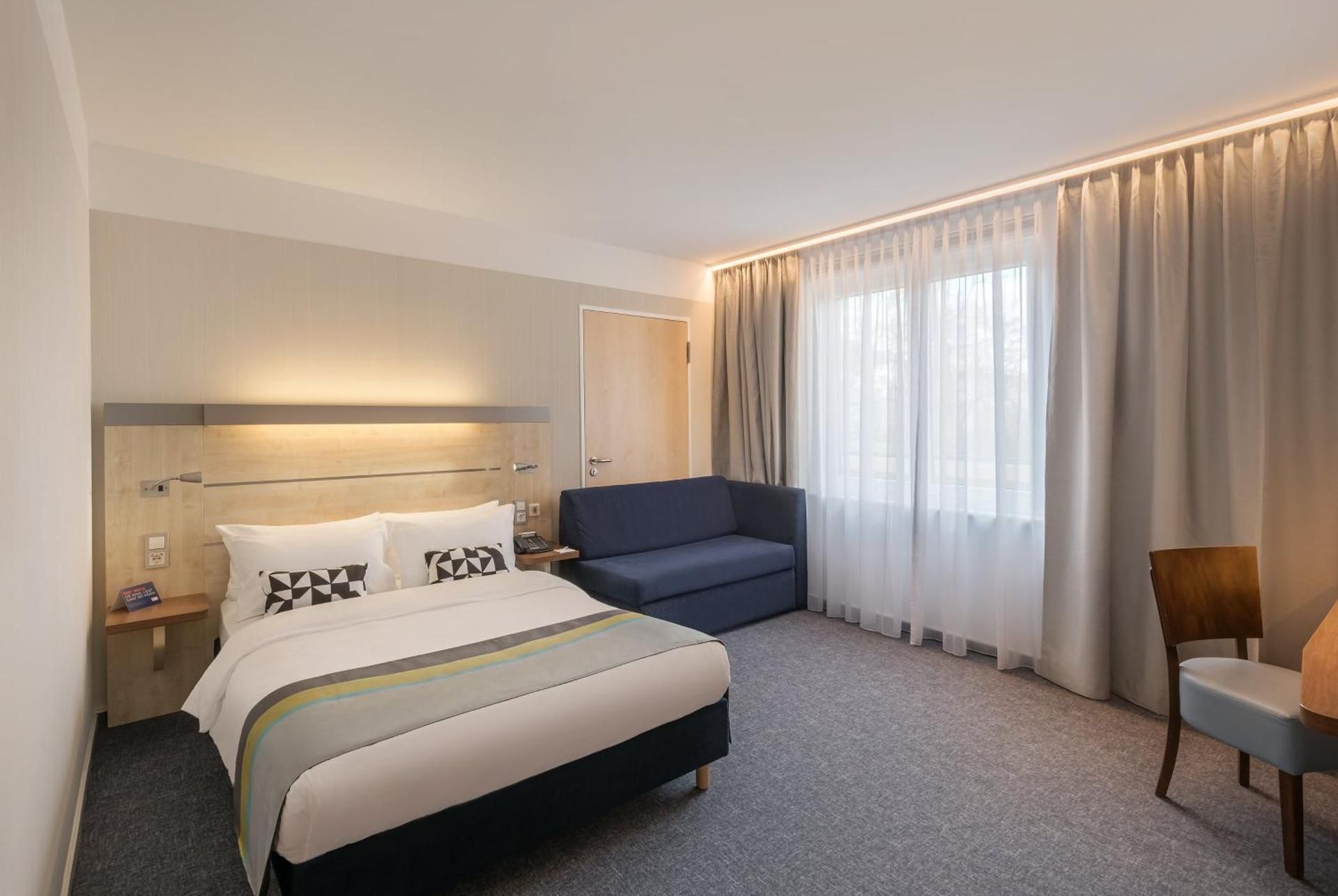 Standard Queen Room with Sofa Bed - Disability Access