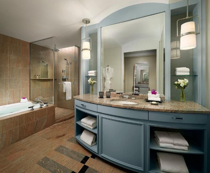 Premier City View Double Room Accessible - Roll-In Shower