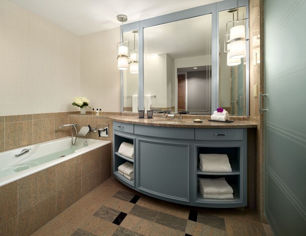 Mandarin Oriental, Boston Deluxe Room, 1 King Bed, Accessible (Roll-In Shower) 3