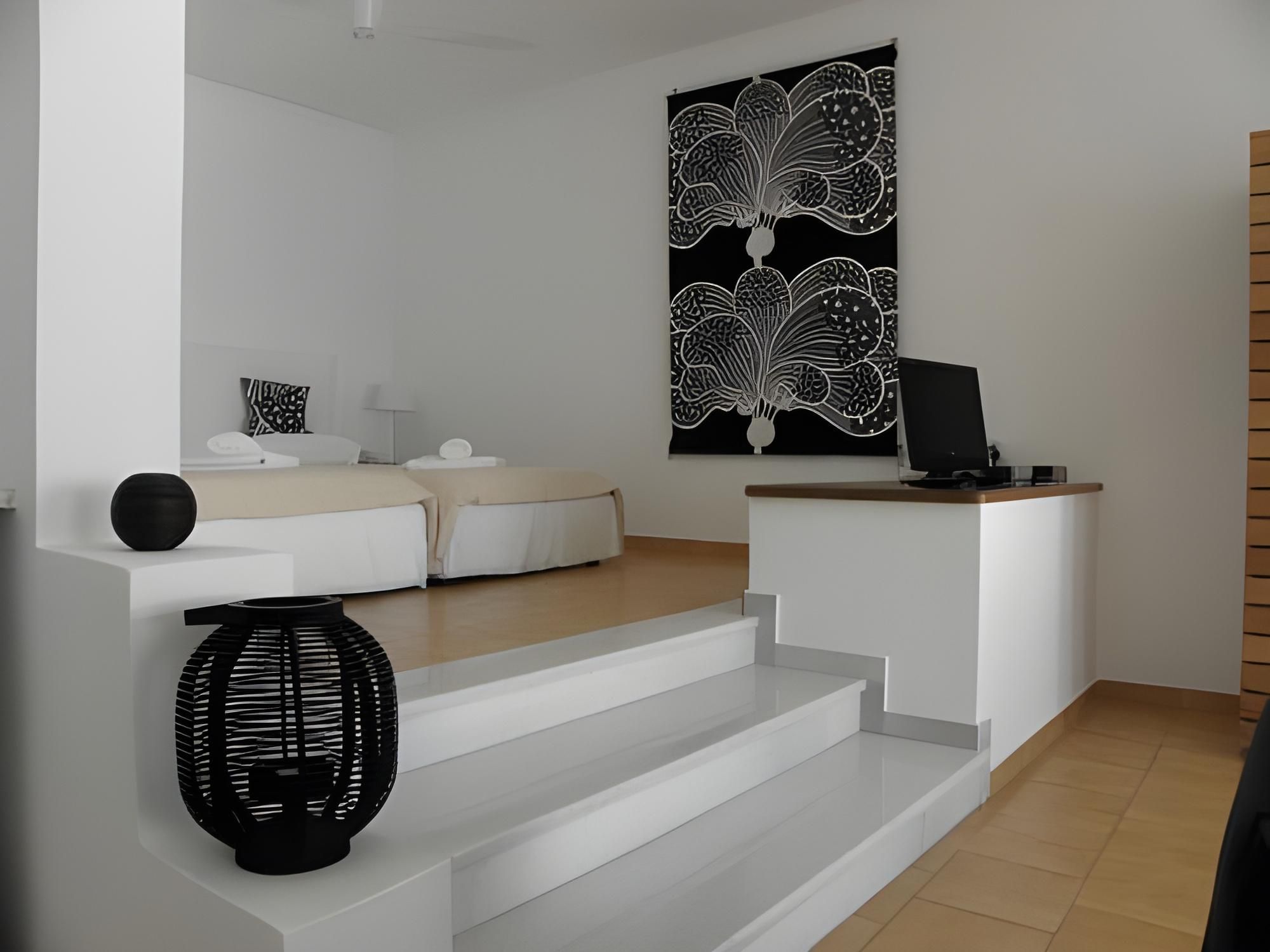 undefined Manos Small World Hotel 7