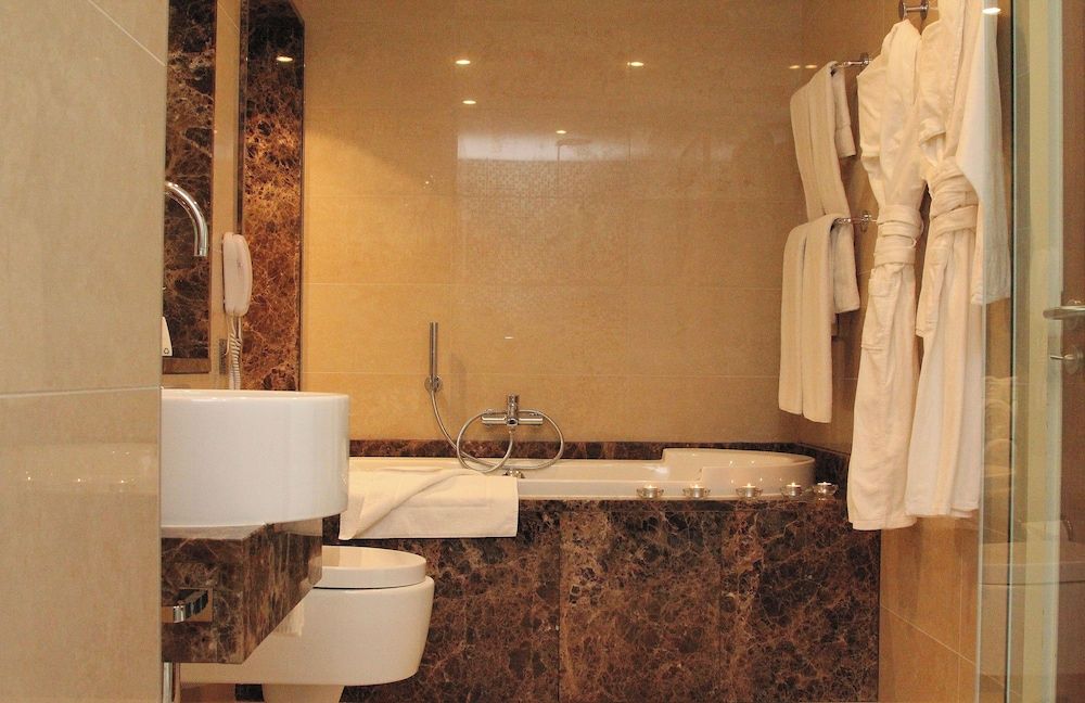 Clayton Hotel Galway Deluxe Double Room 4