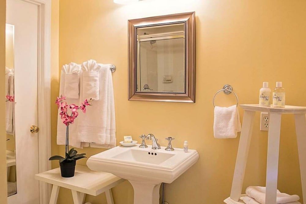 Beaufort Inn Courtyard Queen Studio 3