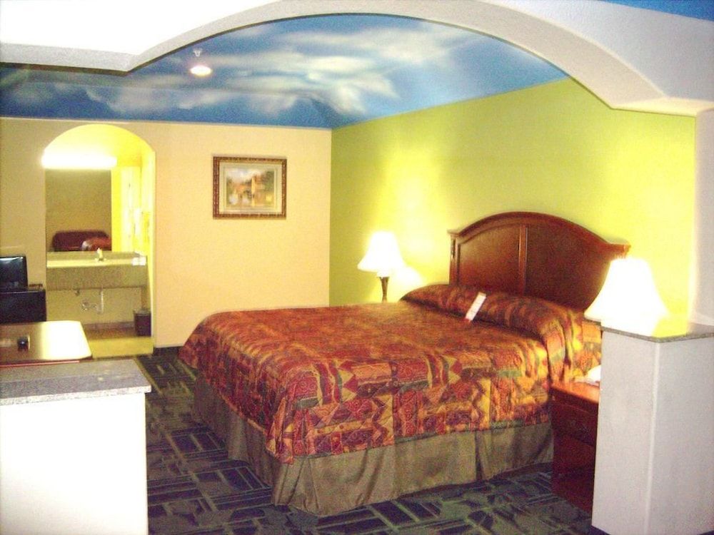 Regency Inn Suite, 1 King Bed 3