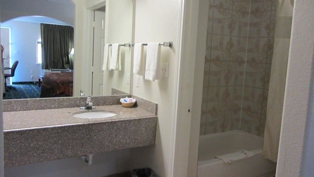 Regency Inn Suite, 2 Queen Beds 2